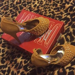 Delicacy tan heels NEW